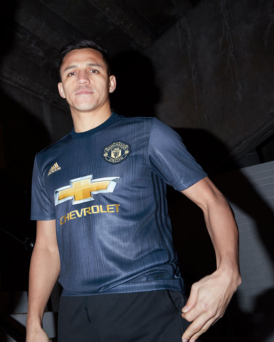 マンチェスター・U、「優勝50周年記念」の2018-19新サードユニフォームを発表！｜写真5