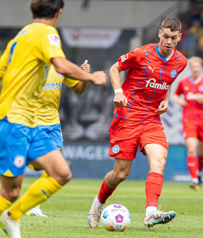 町野修斗が所属のホルシュタイン・キール、23-24新ユニ登場！デザインは「リアルとデジタル」｜写真6