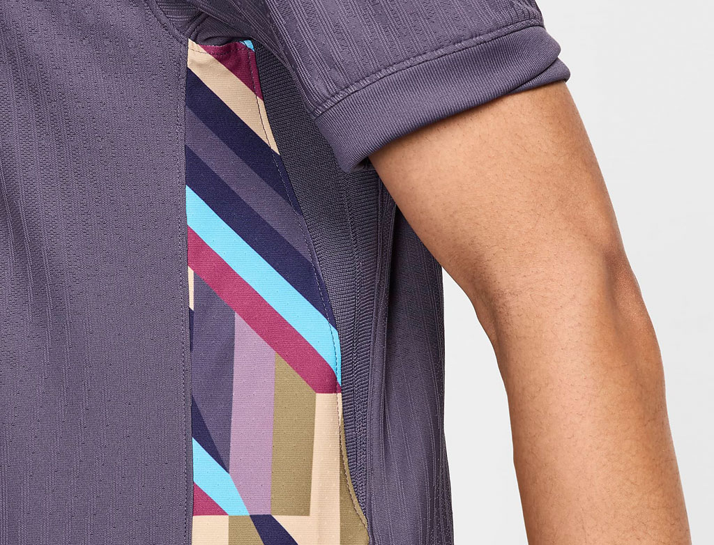 イングランド代表がEURO2024に向けた新ユニフォームを発表！アウェイは「紫色」の“型破り”デザイン｜写真7