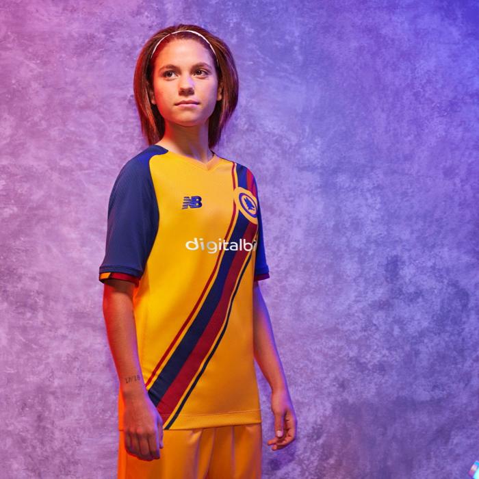 ローマ、4番目に「サードユニフォーム」を発表！エンブレムは“オオカミ”｜写真5