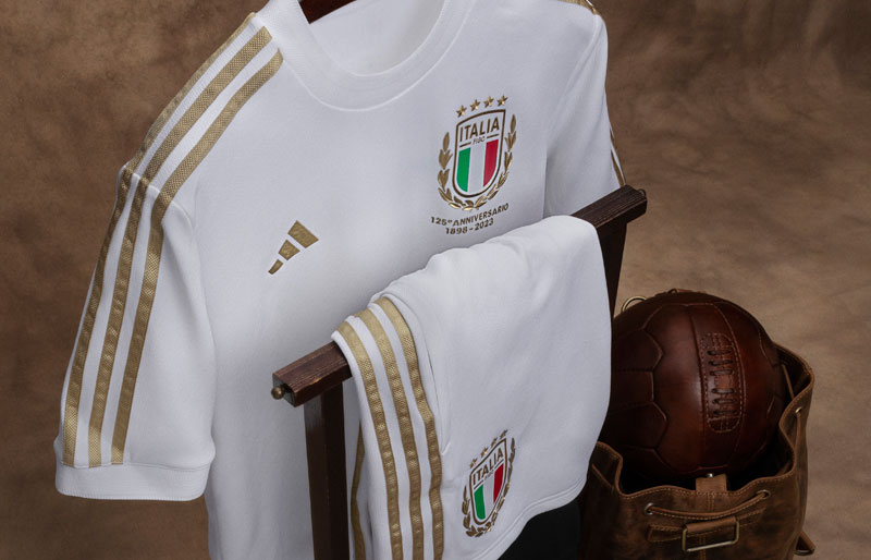 イタリア代表、美しき125周年記念ユニフォーム発表！“初代”は「なぜ青ではなく白だったのか」｜写真6