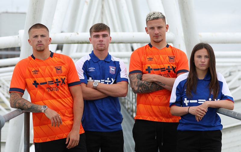 “胸ロゴ”は歌手エド・シーラン！イプスウィッチ、「音楽×フットボール」の23-24新ユニが登場｜写真7