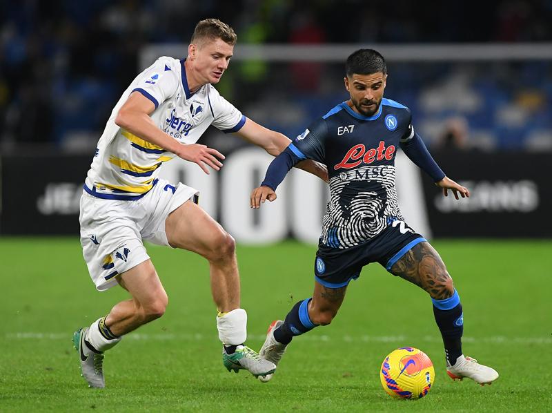 あの日から1年…ナポリ、マラドーナ氏を偲ぶ特別ユニフォームを発表｜写真4