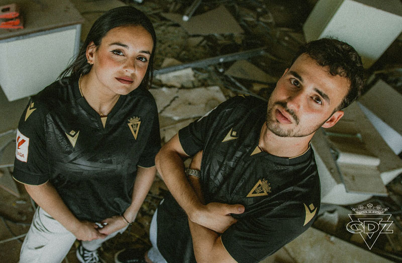 カディスが23-24新ユニを発表！“黄金期”復活ホームに漆黒アウェイ、どちらもハイレベル｜写真8