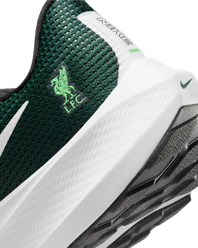 リヴァプール×NIKE『ペガサス40』ランニングシューズ登場！ユニと同じグリーンが色鮮やか｜写真4
