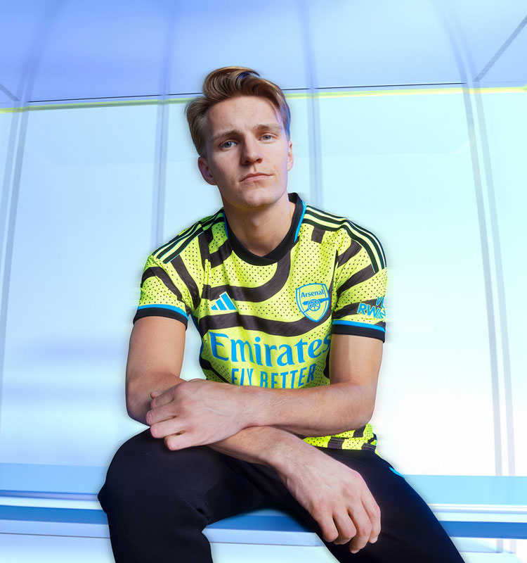 冨安健洋も着た！アーセナルが23-24新アウェイユニを発表　“地図”を描く衝撃デザイン｜写真7