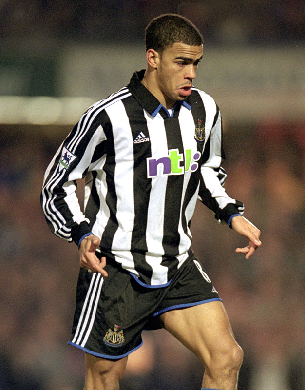 武藤嘉紀の新天地、ニューカッスルの「25年間分のホームキット」をまとめて見る｜写真8