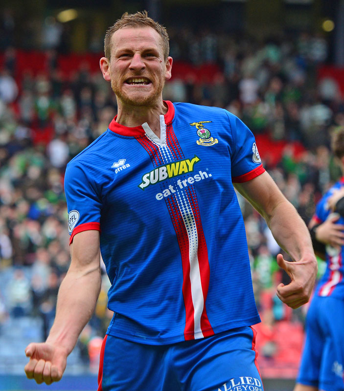 ピザ、ハンバーガーに牛丼も！胸に「ファストフード」のユニフォーム8選｜写真3