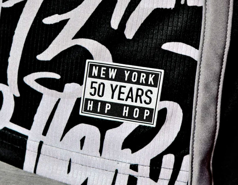 NYレッドブルズ、「HIP HOP誕生50周年」を祝う新ユニを発表！黒白の記念ラベルは“あの検閲マーク”｜写真5