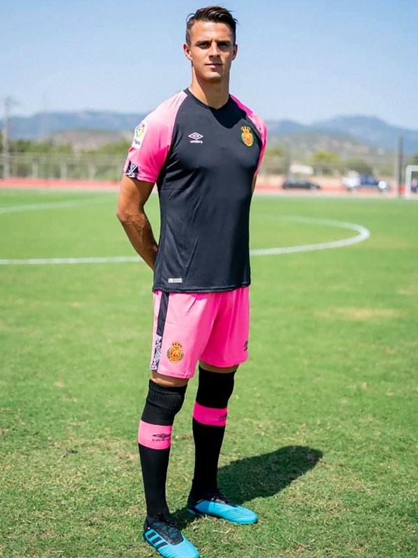 久保建英のマジョルカ、ここまで「リーグ戦未使用」の2019-20新ユニフォーム｜写真7