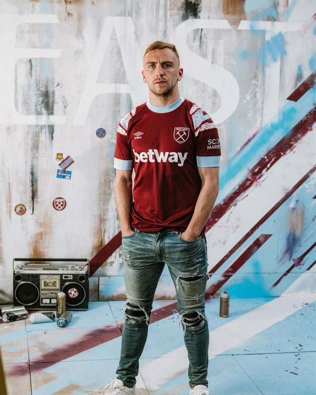 ウェストハム、2022-23新ユニフォームを発表！「90年代レトロ」なデザイン｜写真5