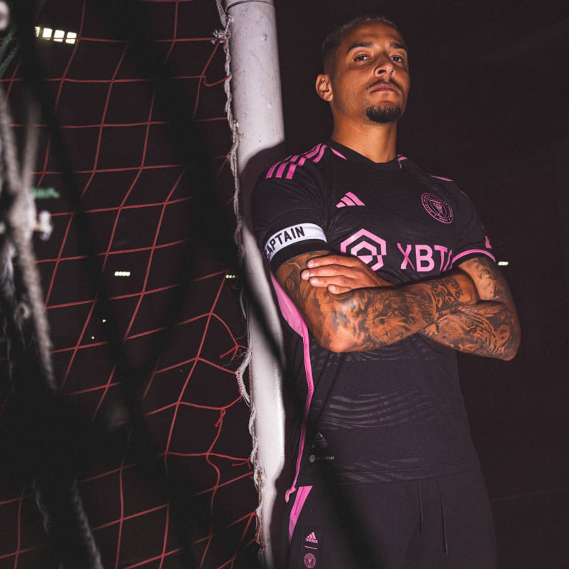 メッシが着たらどう見える？インテル・マイアミ、23-24新ユニは“眠らない街”の黒×ピンクに｜写真4