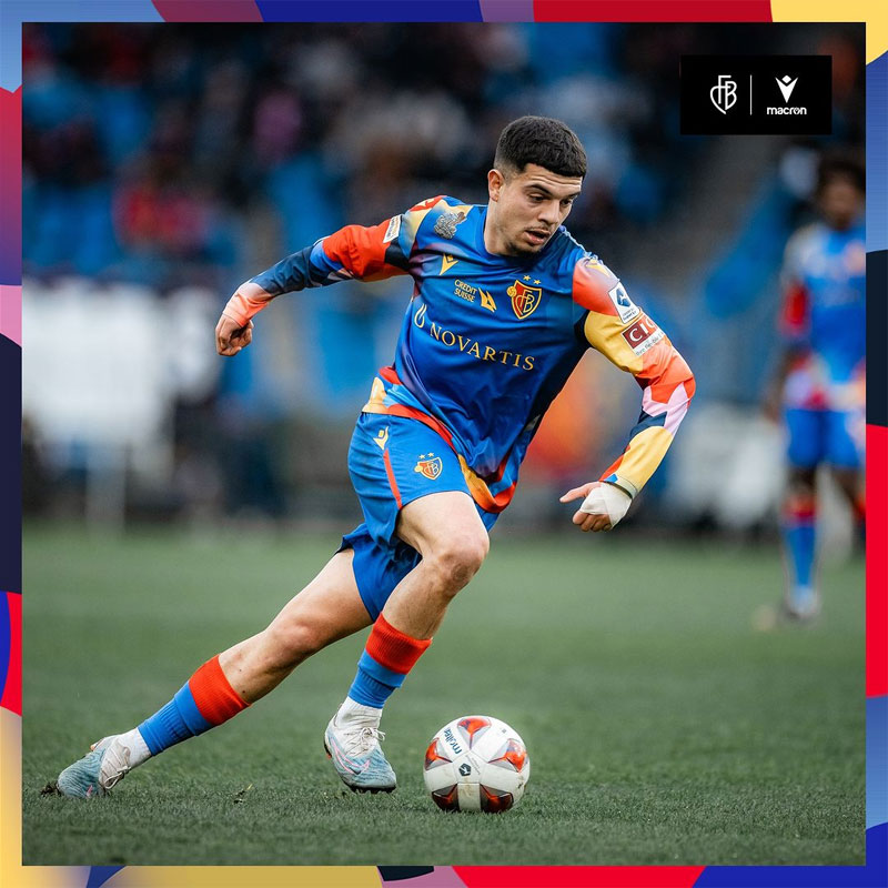 奇抜かわいい！名門バーゼル、カーニバルを祝う「スペシャル長袖ユニフォーム」発表｜写真4