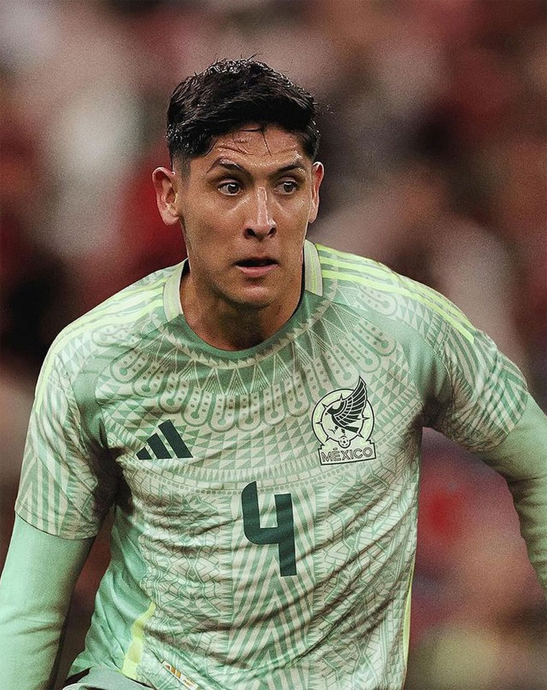 今回も強烈！メキシコ代表、「鷲の羽」デザインの新ユニフォーム発表　薄緑色のアウェイは「ヘビ柄」に｜写真8