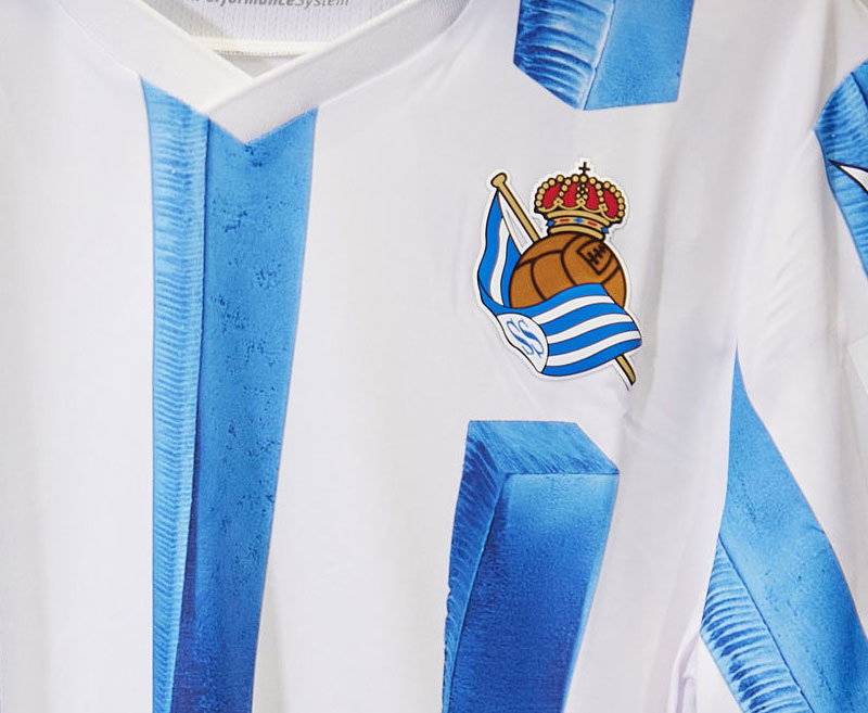 モデルに久保建英！レアル・ソシエダが23-24新ユニ発表 「芸術的に立体ストライプを描く」｜写真3