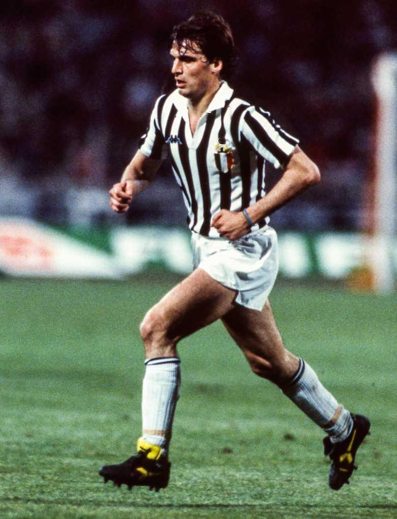 引退のイニエスタも！サッカーの歴史上「最高の8番」10選｜写真4