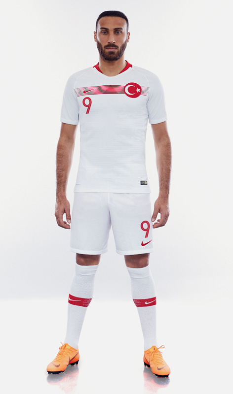 トルコ代表、国旗カラーの2018新ユニフォーム！ポップなビジュアルも｜写真6