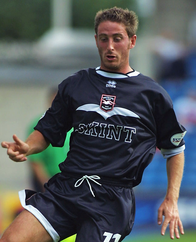 三笘にも着てほしい！ブライトン、伝説の「ブラックSKINT」レトロユニフォームがまだ買えるぞ｜写真3