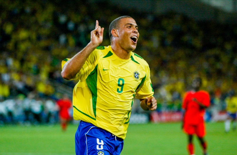 日本人もいる！地球レベルを超えて「宇宙人」扱いされた超人スター7人｜写真5