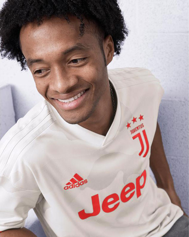 ユヴェントス、衝撃「白と赤」の2019-20アウェイユニフォームを発表！｜写真4