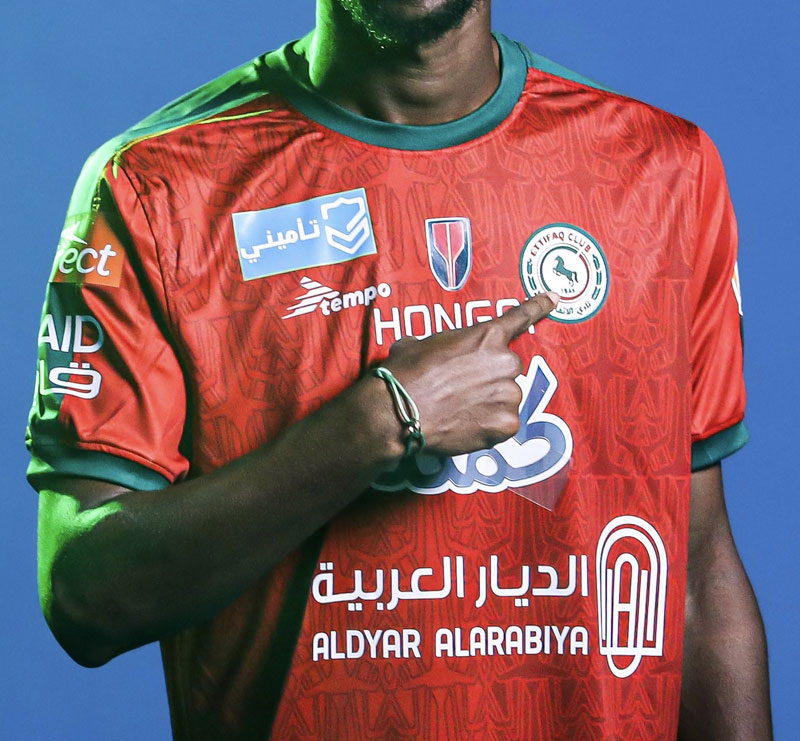 爆買いサウジのアル・イティファク、3つの新ユニフォームを発表！完全に「ヘンダーソン推し」｜写真4