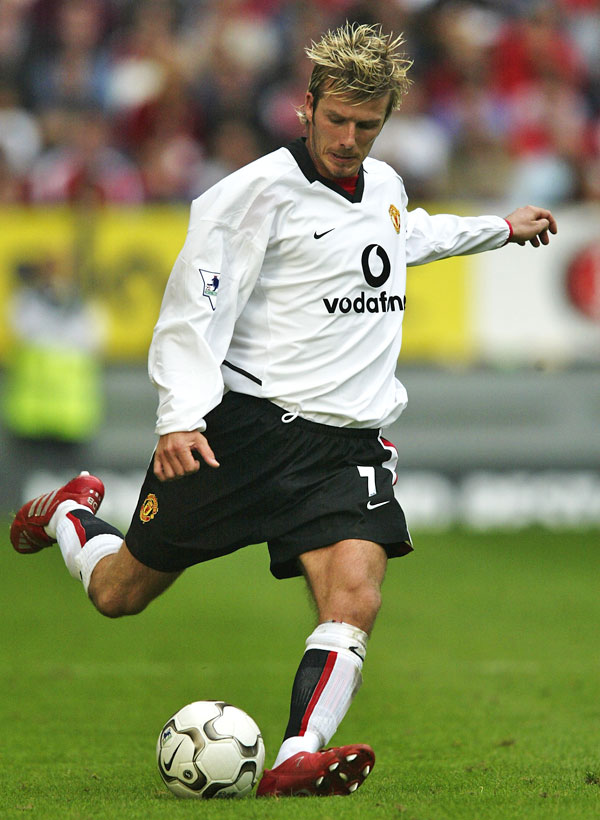 懐かしの白ユニ！マンチェスター・U、「初のNIKE」02-03アウェイユニフォーム｜写真3