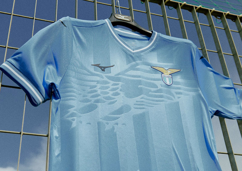 ラツィオが23-24新ユニを発表！MIZUNOの洗練デザインで「初優勝50周年」を祝う｜写真4