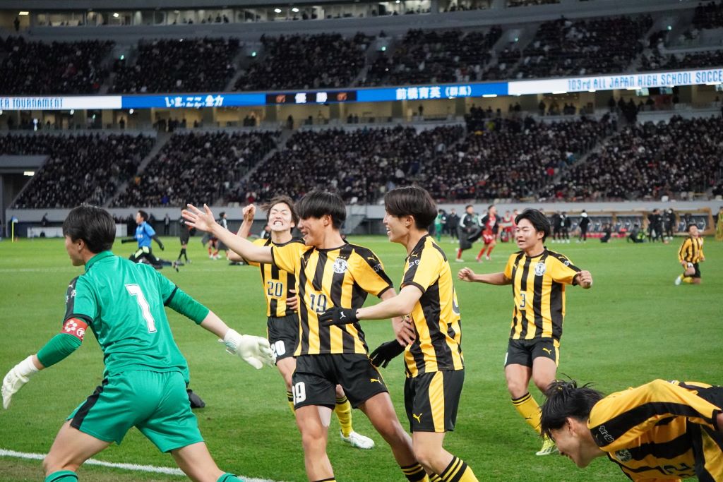 前橋育英高が7大会ぶり2度目の選手権制覇！3度目の正直でPK成功のMF石井陽主将「大舞台で決められたので良かった」｜写真4