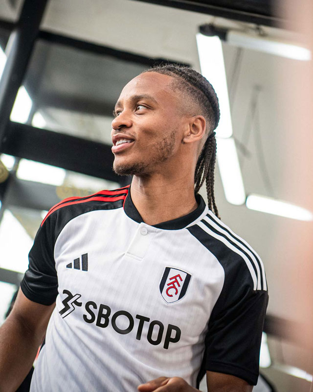 フラムの23-24新ユニフォームが登場！「ロンドン最古の誇り」を刻んだエンブレムカラー｜写真4