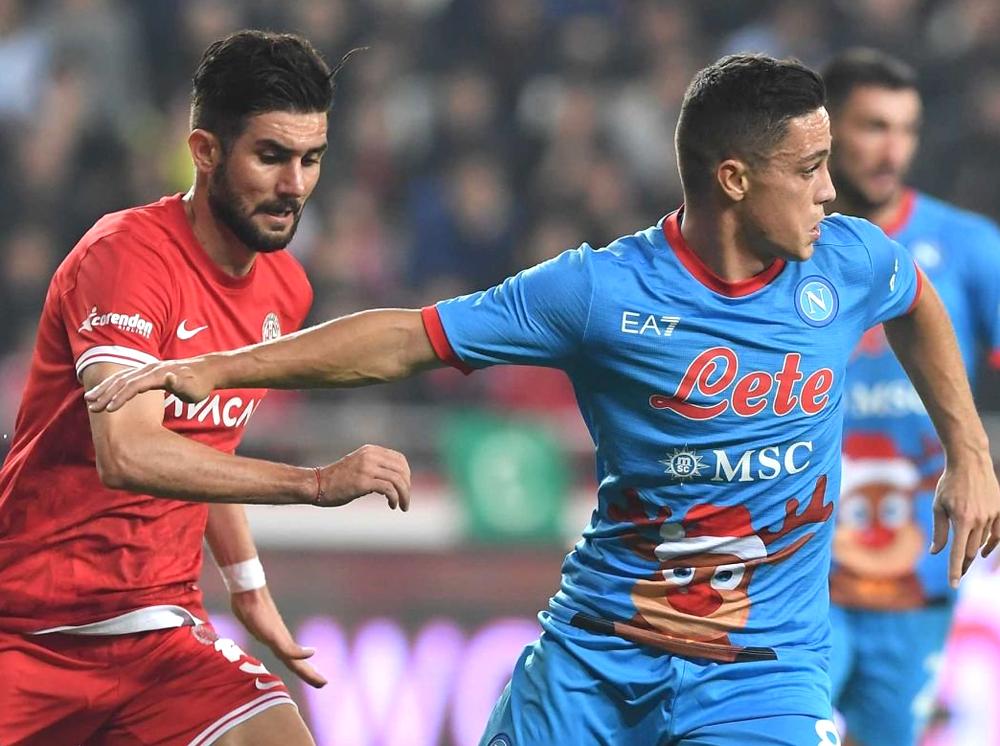 日本人選手も！近年「クリスマスユニフォーム」を着た欧州の5チーム｜写真8