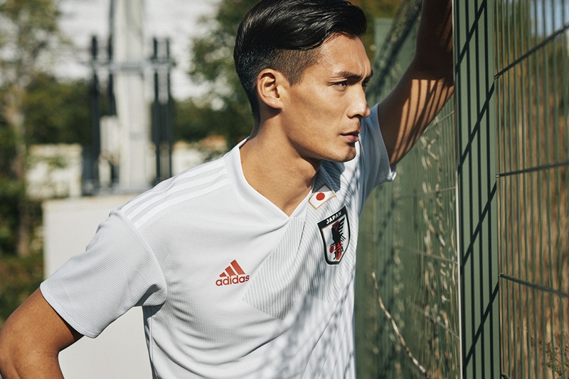 日本代表、ロシアW杯に向けた新アウェイユニフォームを発表！初の“日の丸”デザイン｜写真10