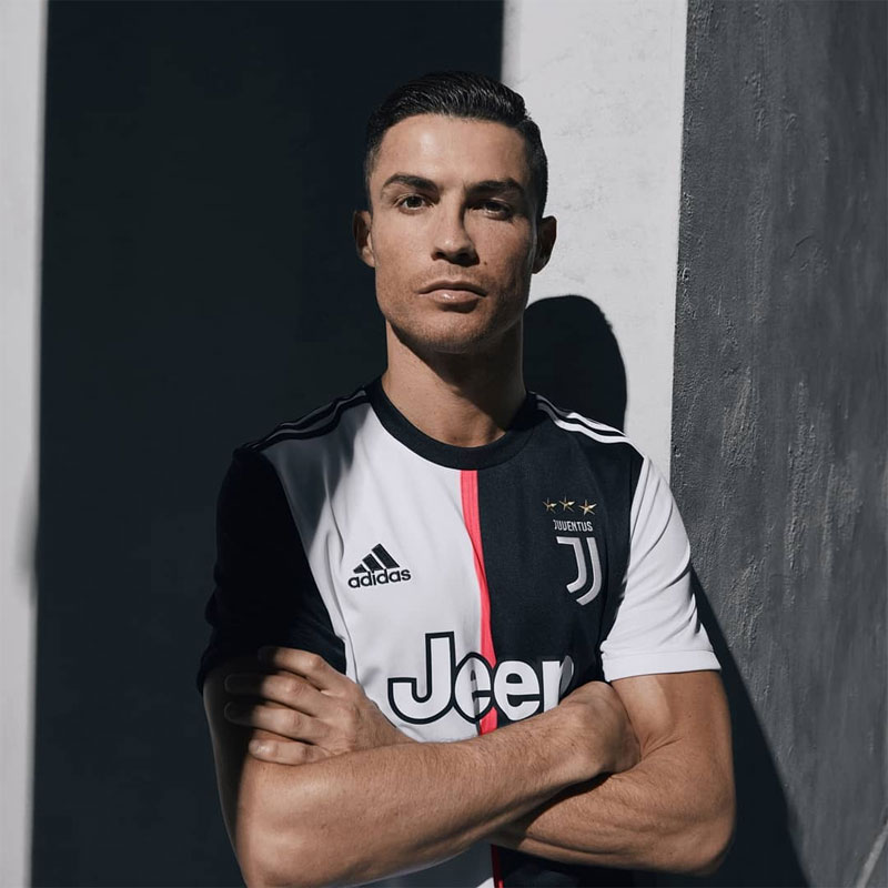 ユヴェントス、2019-20新ユニフォームを発表！衝撃の「白黒バイカラー」に｜写真8