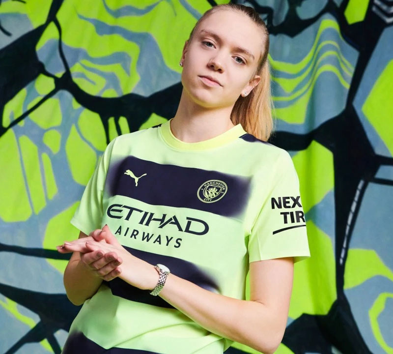 仮想空間『Roblox』とコラボ！マンチェスター・シティ、22-23新サードユニフォームを発表｜写真5