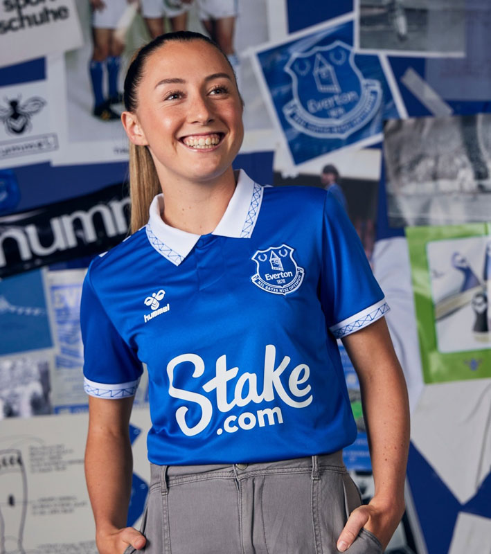 エヴァートンが23-24新ユニフォームを発表！10年ぶりに「襟付きデザイン」が復活｜写真5