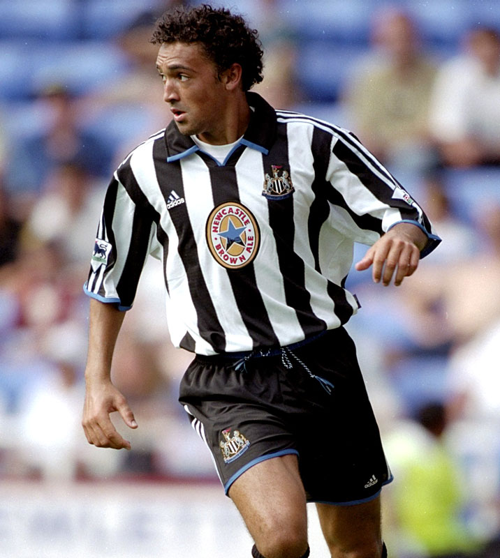 武藤嘉紀の新天地、ニューカッスルの「25年間分のホームキット」をまとめて見る｜写真7