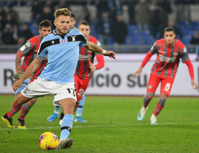 好調ラツィオ、120周年記念ユニフォームを発表！あの「懐かしデザイン」が復活｜写真7