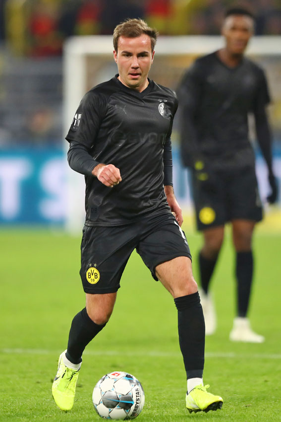 ドルトムント、110周年記念ユニフォームが登場！デザインは「石炭」｜写真5