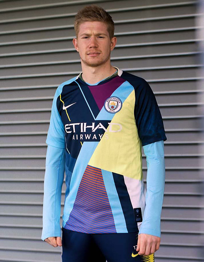 マンチェスター・シティ、「NIKE6周年」マッシュアップ・ユニフォームを発表！｜写真6