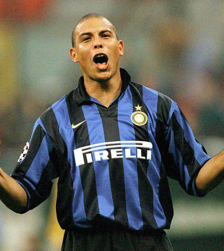 インテル、最高にかっこいい「PIRELLIの胸ロゴ」ユニフォーム10選｜写真2