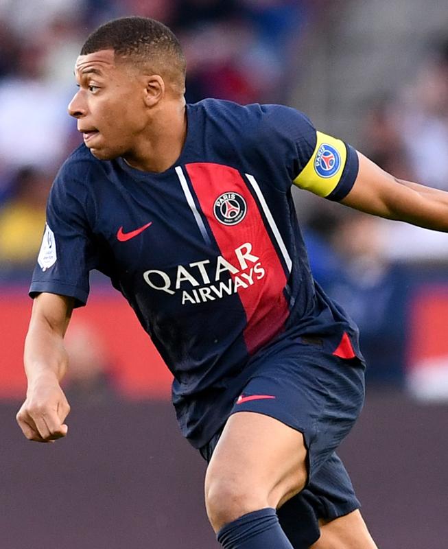 ピッチ上だと印象違うかも？　“実戦デビュー”した欧州サッカー「2023-24新ユニフォーム」10着｜写真11