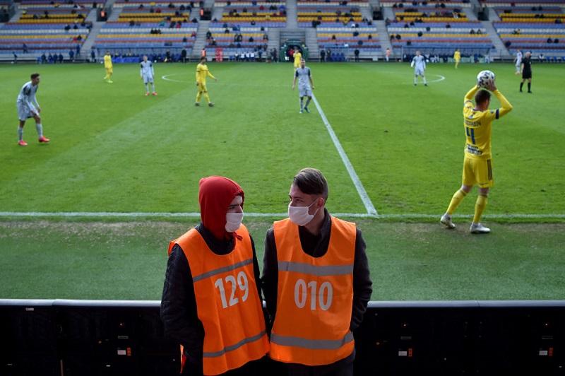 今も開催中のベラルーシリーグ、観客席はこんな感じ｜写真4