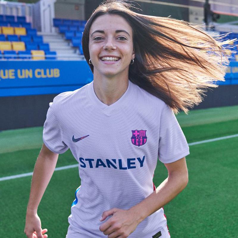 バルセロナ、21-22新アウェイユニフォーム発表！初の「淡いパープル」｜写真6