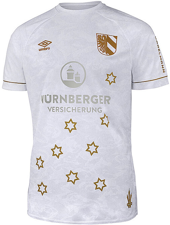 日本人選手も！近年「クリスマスユニフォーム」を着た欧州の5チーム｜写真5