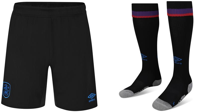 中山雄太が先発復帰！古豪ハダーズフィールドの今季ユニ、実は“伝説”に敬意の100周年記念モデル｜写真9