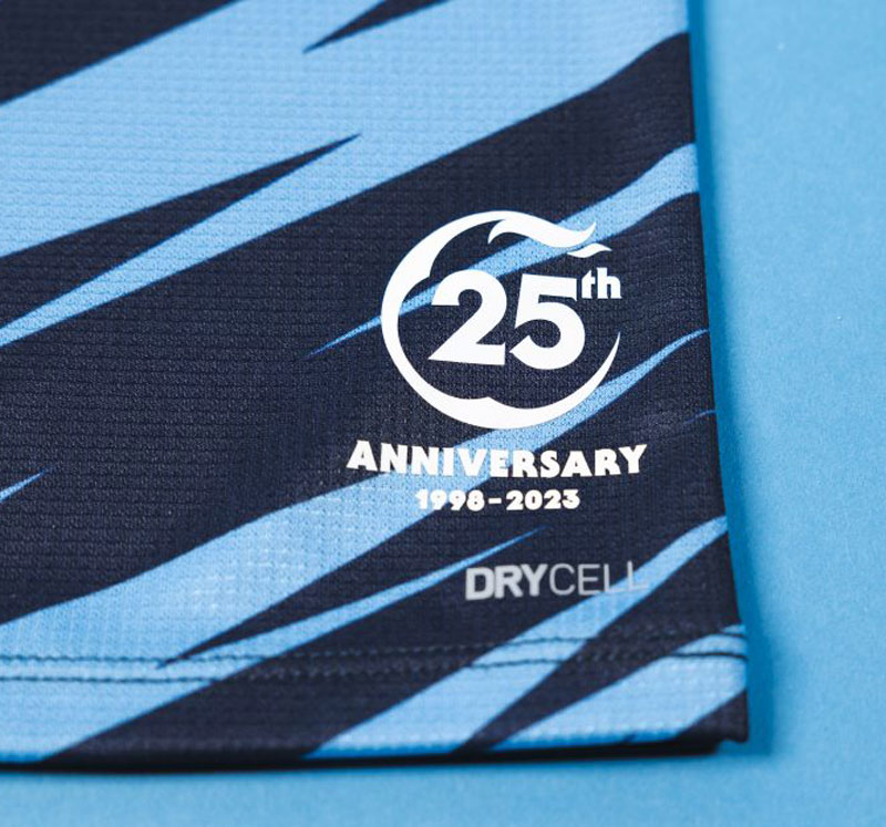 横浜FCが「25周年記念」サードユニを発表！“ネイビー×HAMABLUE”が超絶スタイリッシュ｜写真3
