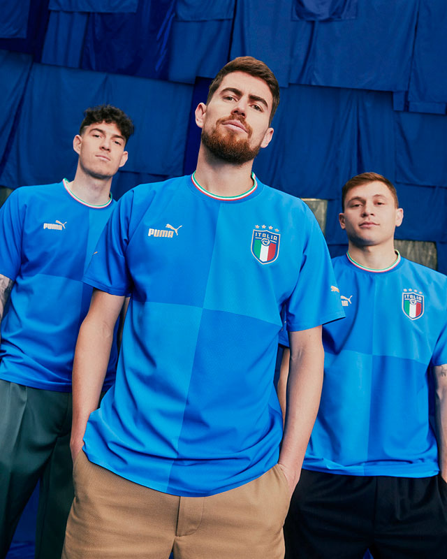 イタリア代表、2022新ユニフォームを発表！W杯優勝を祝う「4分割」デザイン｜写真4