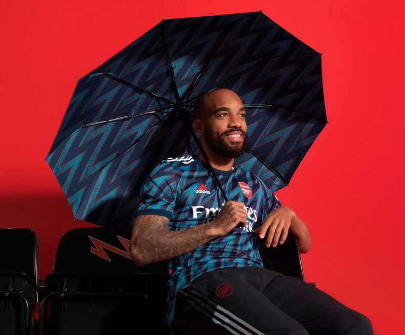 「青い稲妻」復活！アーセナル、21-22新サードユニフォーム発表｜写真5