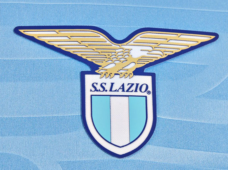 ラツィオが23-24新ユニを発表！MIZUNOの洗練デザインで「初優勝50周年」を祝う｜写真5