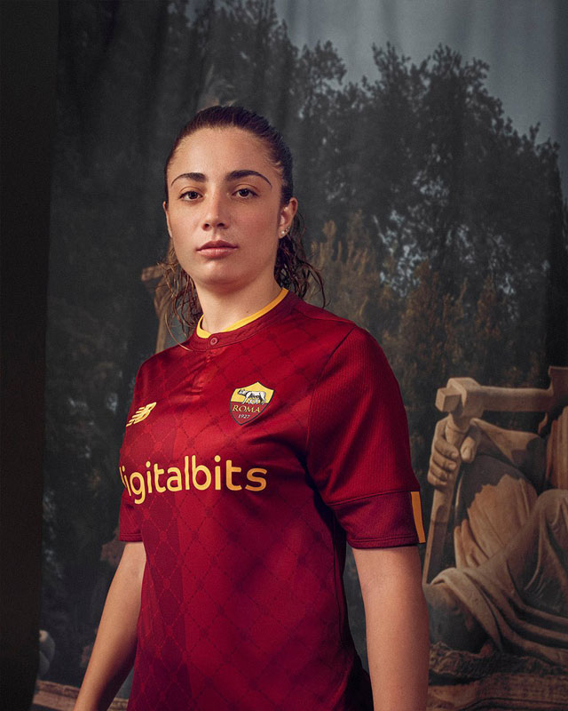 ローマが2022-23新ユニフォームを発表！気品あふれる「ハーフデザイン」｜写真5