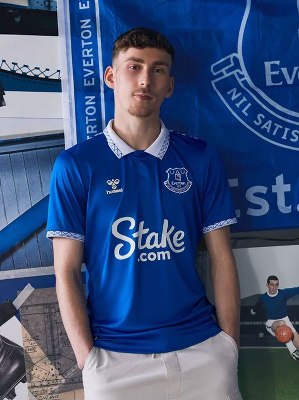 エヴァートンが23-24新ユニフォームを発表！10年ぶりに「襟付きデザイン」が復活｜写真6